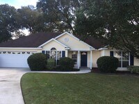 Building Photo - Charm & Convenience