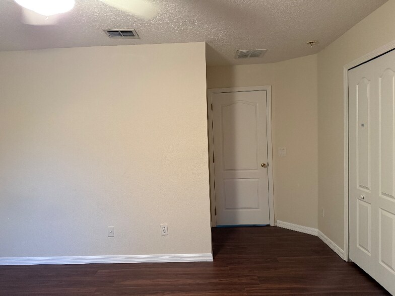 Building Photo - 6530 Lake Pembroke Pl