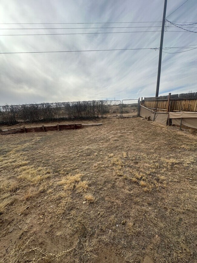 Building Photo - Welcome to this charming 3-bedroom, 2-bathroom home located in Albuquerque, NM
