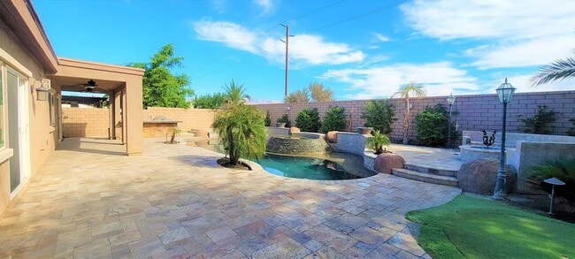 Building Photo - Hidden gem in prestigious community of Palm Desert - Convineant to access from everywhere.