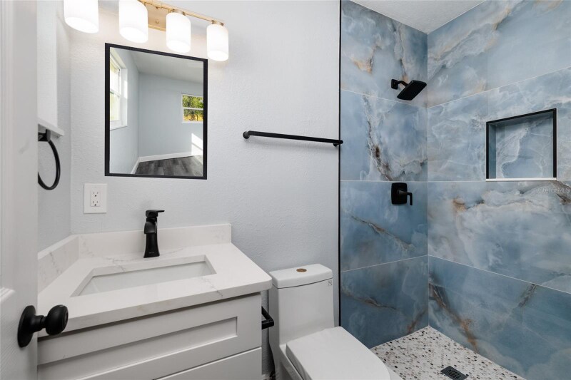 Building Photo - 1709 W Perio St