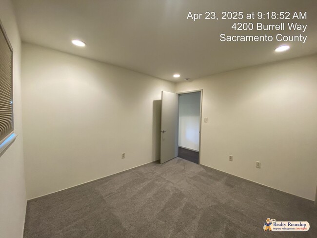 Building Photo - Sprawling Ranch with Open Floorplan & Exce...