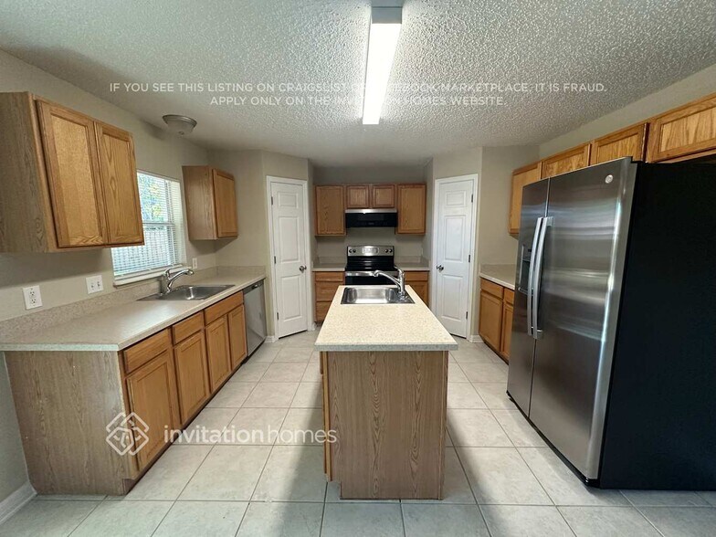 Building Photo - 3165 Hoover Dr