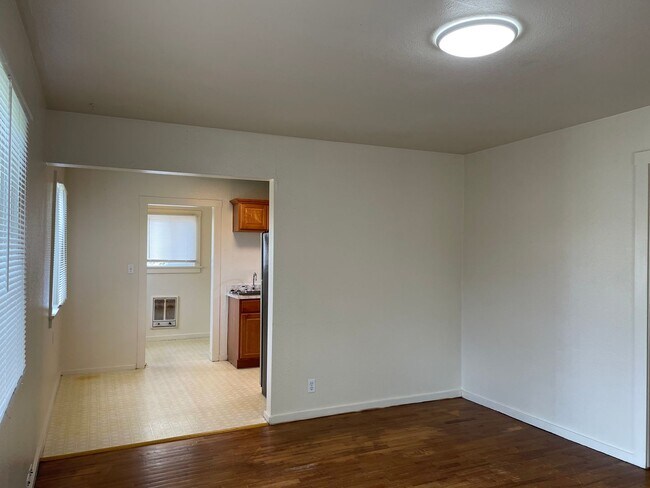 Building Photo - Nice 1 Bedroom 1 Bath Duplex