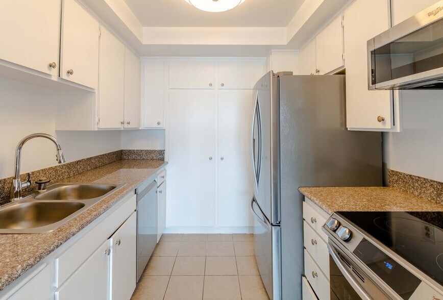 Building Photo - 12830 Burbank Blvd