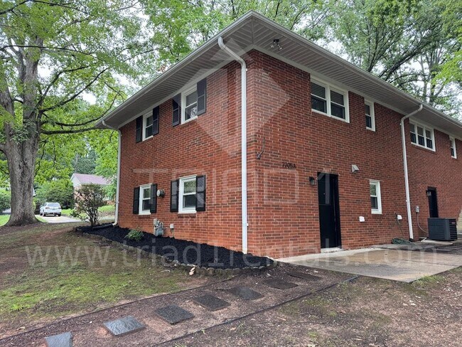Building Photo - 2205 Hathaway Dr