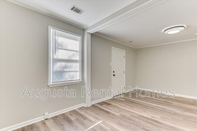 Building Photo - 2128 Roosevelt Dr