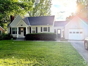 Building Photo - Charming 3-bedroom, 2-bath Cottage on a Sp...