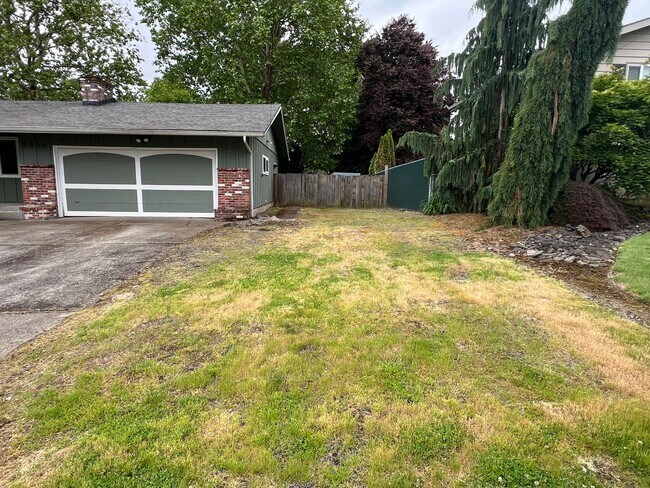 Building Photo - 4 Bedroom Milwaukie Home