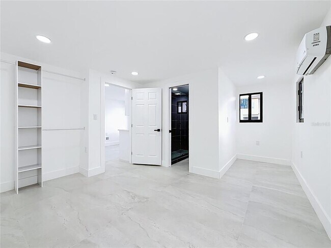 Building Photo - 2472 Tradewinds Dr
