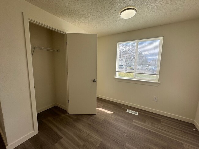 Building Photo - 3125 S Apple St