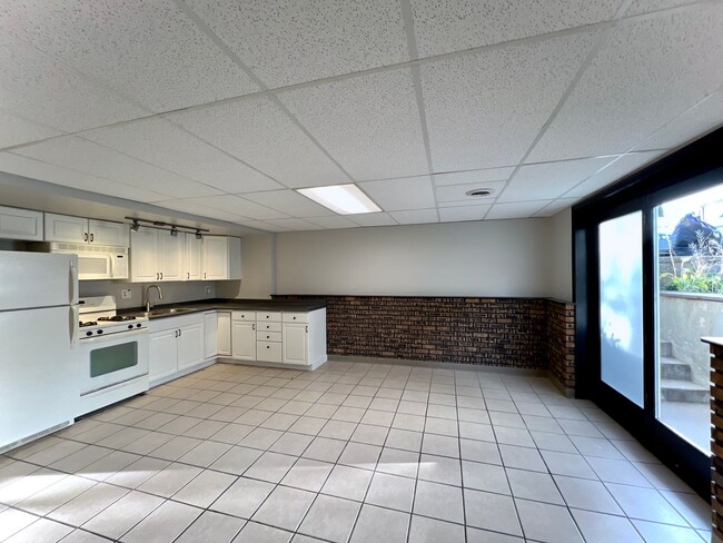 Building Photo - 312 S Lodge Ln