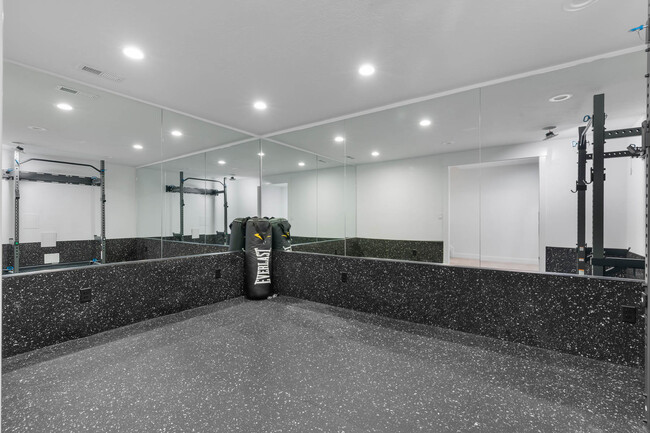 Building Photo - 196 E Water Ln