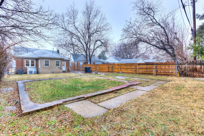 Building Photo - Charming 3-bedroom, 1-bathroom house - Available now!