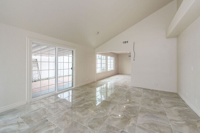 Building Photo - Your Newly Renovated Huntington Beach Oasi...