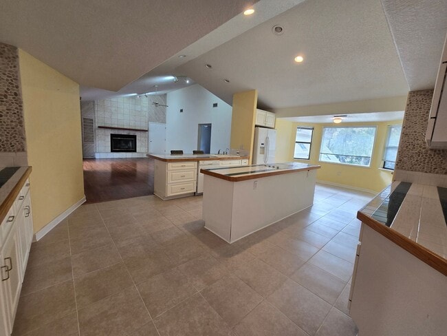 Building Photo - Rarely Available 3 bed/ 2 bath in Hidden River in Myakka