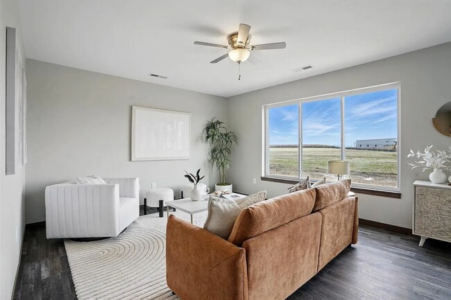 Building Photo - Spacious 3 BR/3Bath Townhome