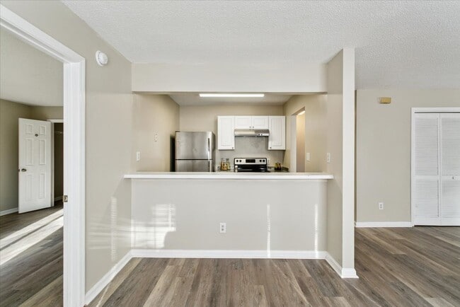 Building Photo - Updated 2 Bedroom 2 Bath Condo Near Fort Eustis and Williamsburg