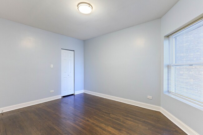Building Photo - 7710 S Ridgeland Ave