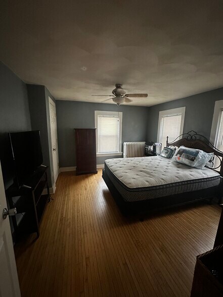 Building Photo - 318 S Locust St