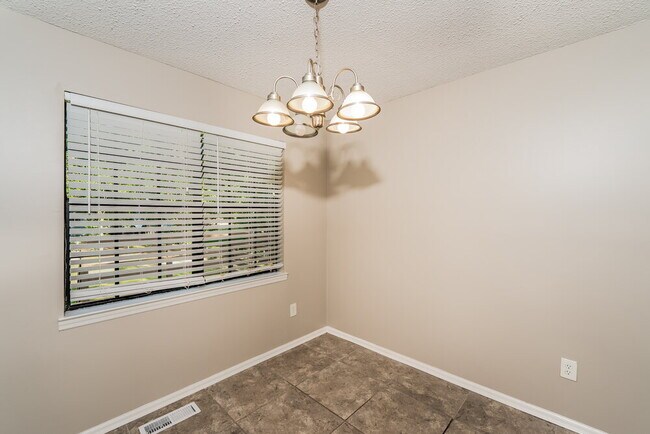 Building Photo - 5823 Willow Crest Dr