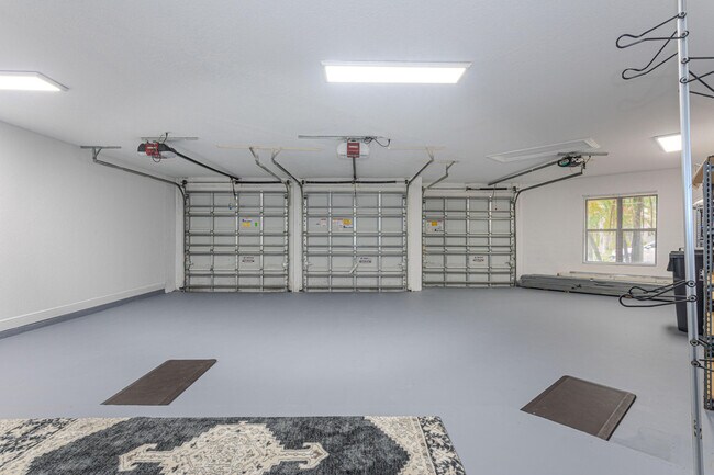 Building Photo - 10703 Versailles Blvd