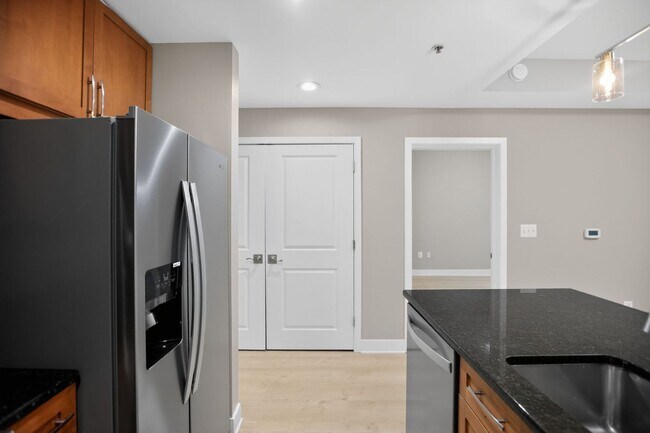 Building Photo - One Bed One Bath Condo in Tenleytown