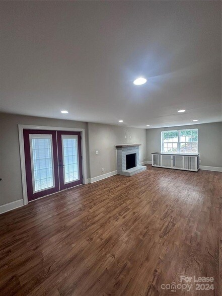 Building Photo - 130 Shadow Ln