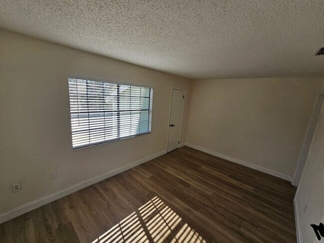 Building Photo - 1236 Dovehill Dr