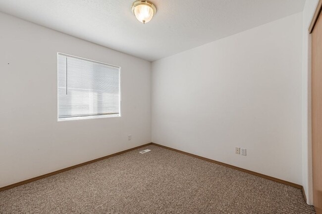 Building Photo - 3 bed 2 bath duplex with sprinkler system