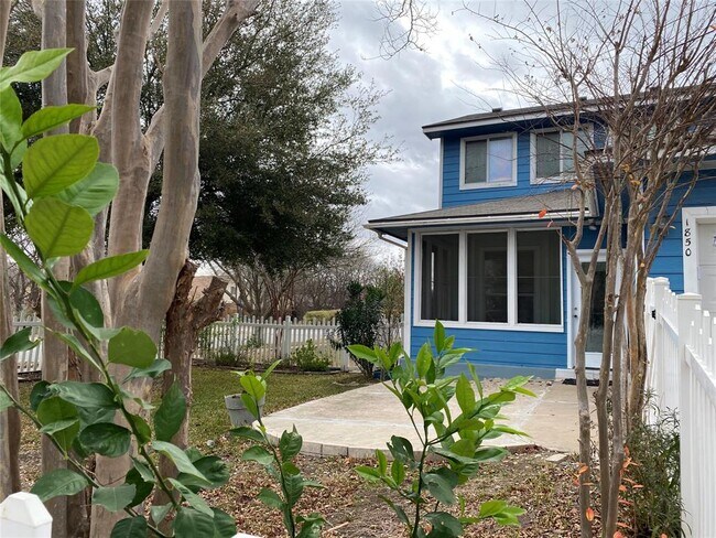 Building Photo - 1850 Logan Dr