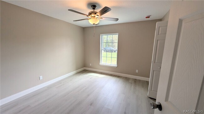 Building Photo - 7708 N Paris Dr