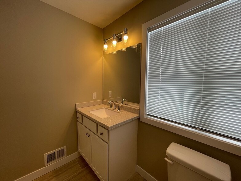 Building Photo - 2060 Lion Gate Dr