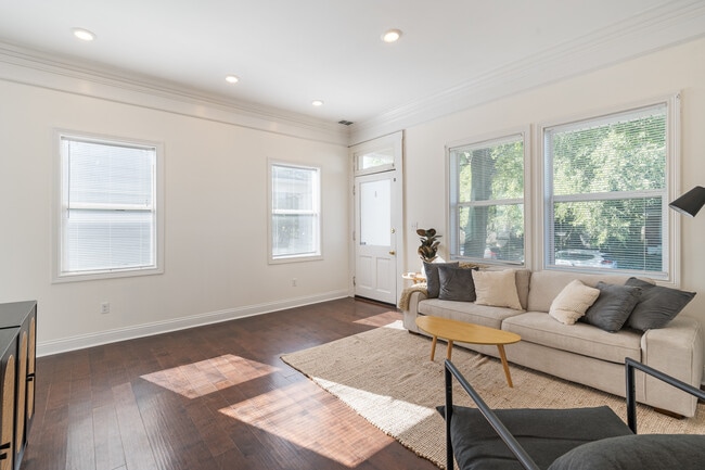 Building Photo - 951 Charles St