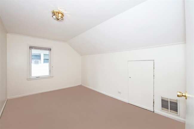 Building Photo - 4 Oak Ln E