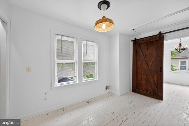Building Photo - 365 N Prune St