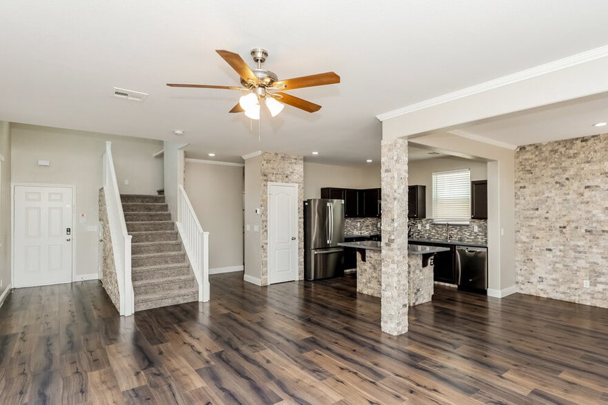 Building Photo - 7458 Earnshaw Ave