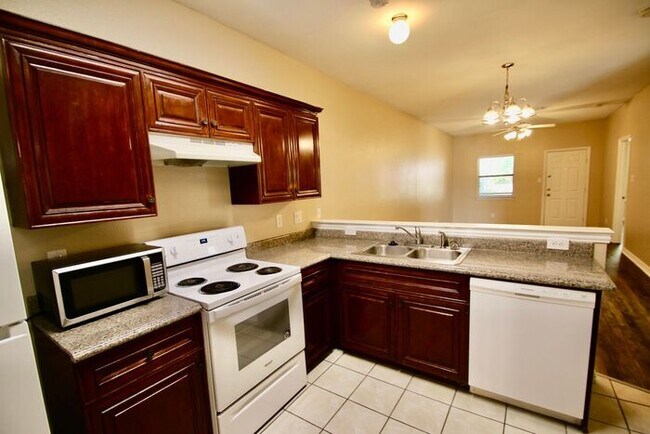 Building Photo - Stunning 3/2 Duplex in West Fort Worth — Granite Kitchen, Garage & Fenced Yard!