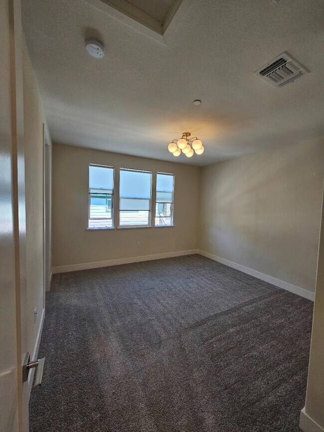 Building Photo - 122 Ranch Ln