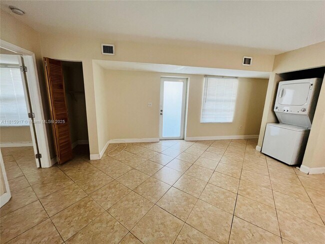 Building Photo - 950 Bay Dr