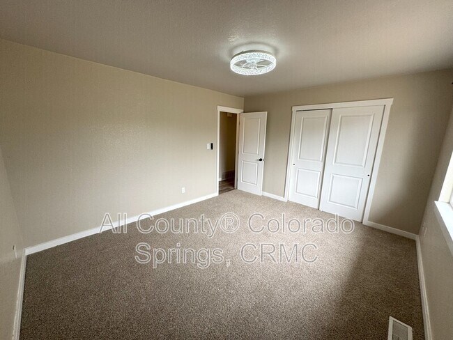 Building Photo - 1480 Hiawatha Dr