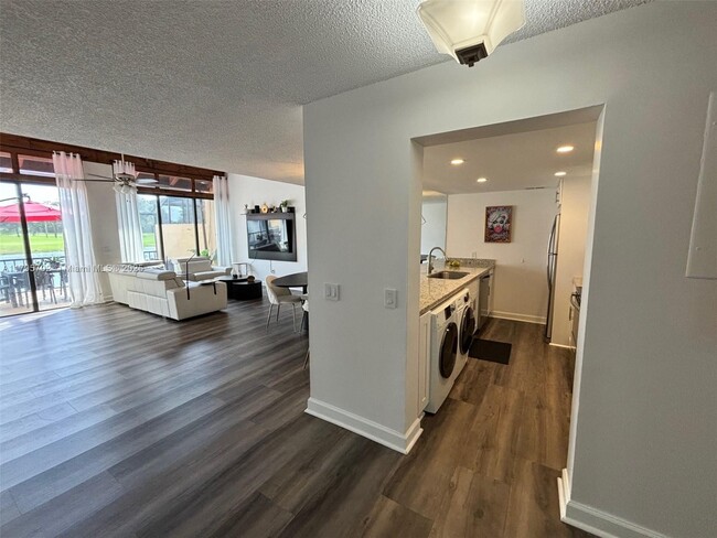 Building Photo - 10850 S Golfview Dr