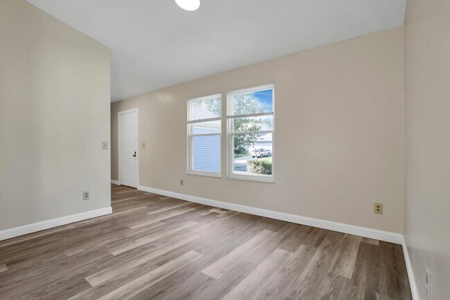 Building Photo - 5541 Mid Day Dr
