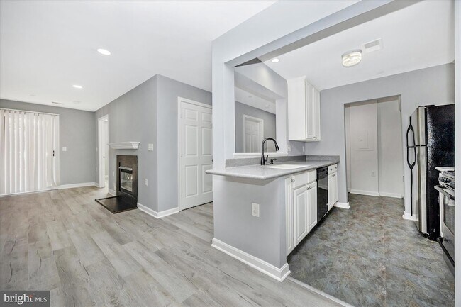 Building Photo - 10001 Vanderbilt Cir