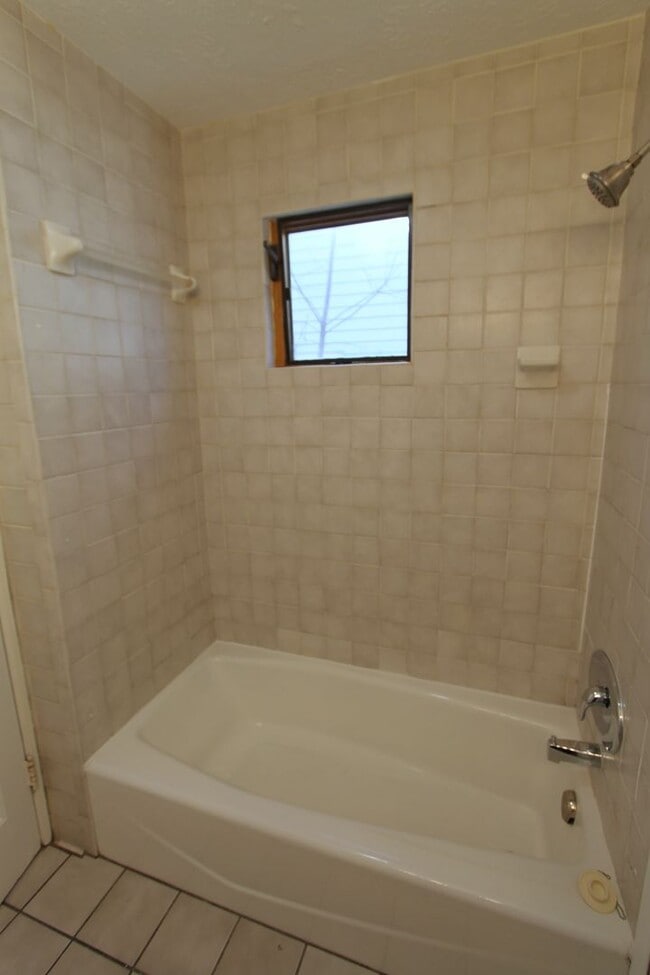Building Photo - Spacious 3 bedroom 1.5 bathroom home with ...