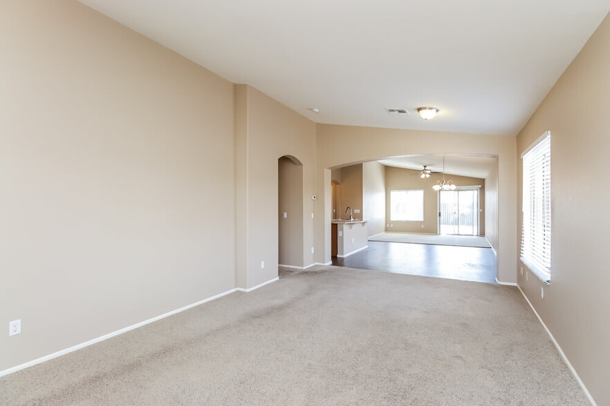 Building Photo - 975 E Vernoa St