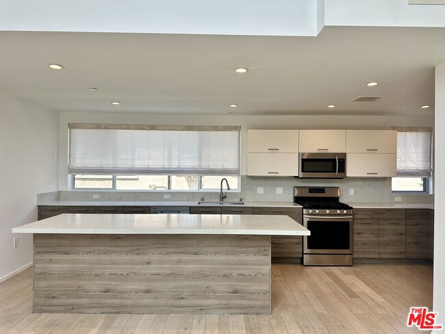 Building Photo - 5403 W Wilshire Vista Ln