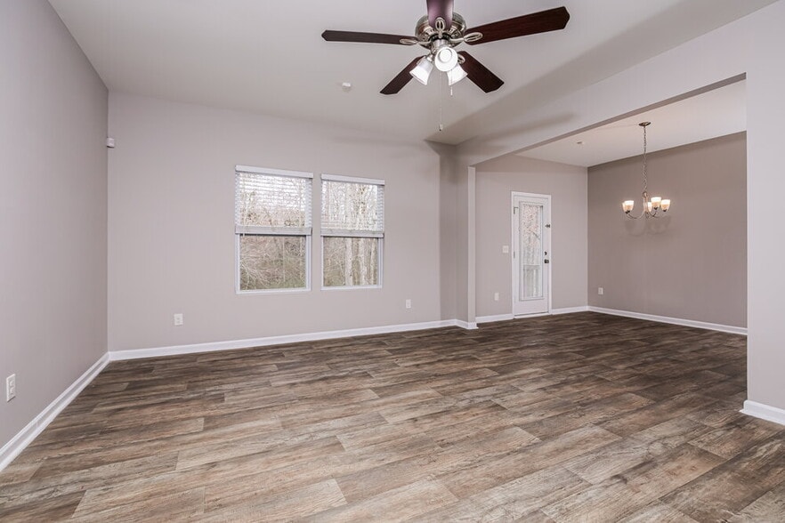 Building Photo - 559 Green Willow Cir