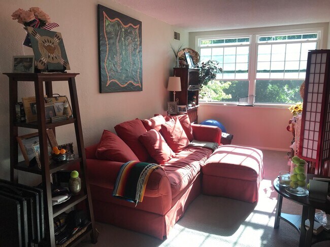 Building Photo - Nicely Updated One Bedroom Condo Available...