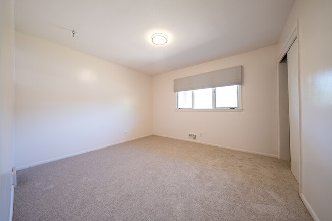 Building Photo - 6624 Southcrest Dr